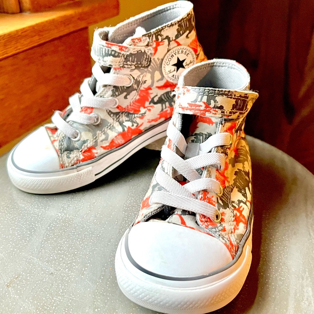 Dinos!! 🦖🦕 Converse All Star Velcro Sneakers with dinosaur pattern